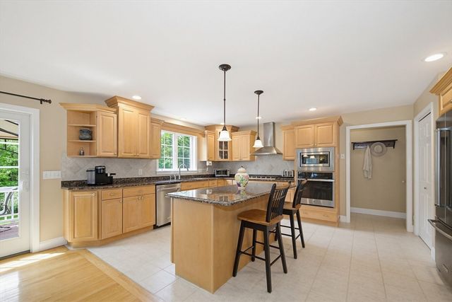 52 Kensington Ct, Swansea, MA 02777