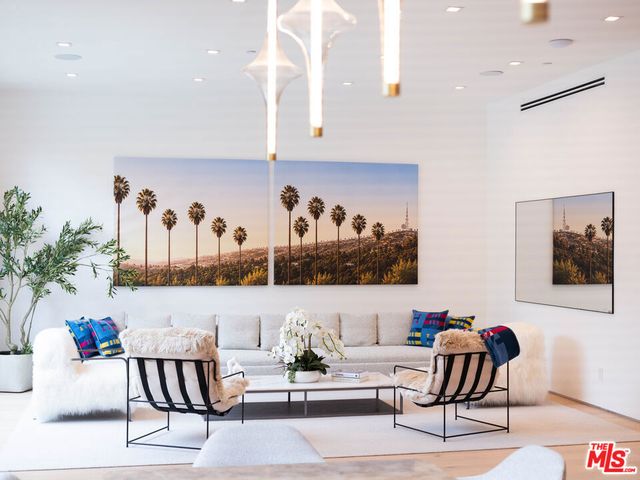 1130 N Poinsettia Place, West Hollywood, CA 90046