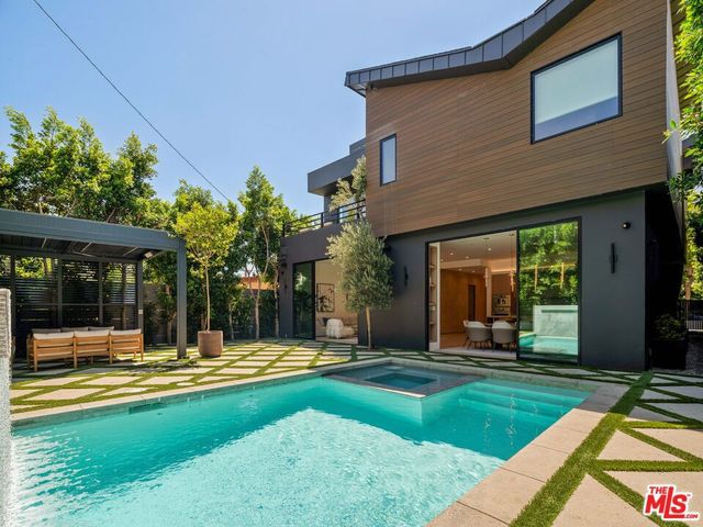 1130 N Poinsettia Place, West Hollywood, CA 90046