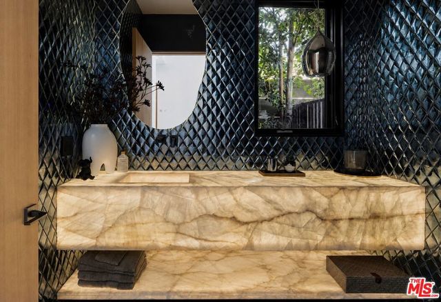 1130 N Poinsettia Place, West Hollywood, CA 90046