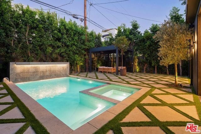 1130 N Poinsettia Place, West Hollywood, CA 90046