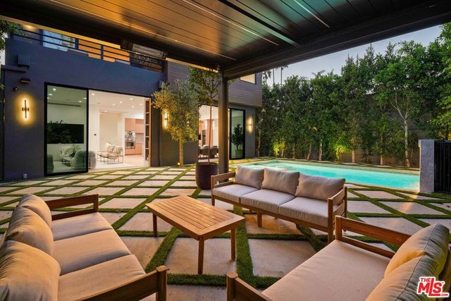 1130 N Poinsettia Place, West Hollywood, CA 90046