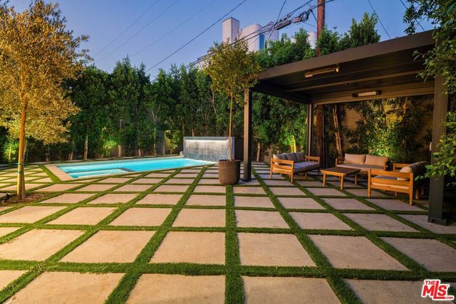 1130 N Poinsettia Place, West Hollywood, CA 90046