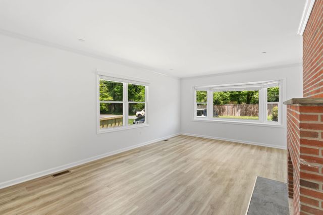8 OAK AVE, Gaithersburg, MD 20877