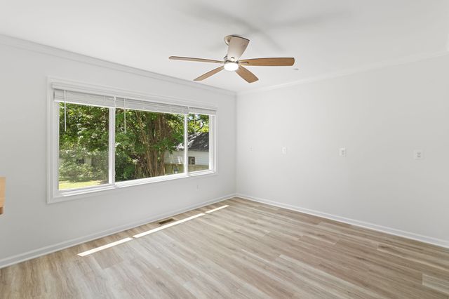 8 OAK AVE, Gaithersburg, MD 20877