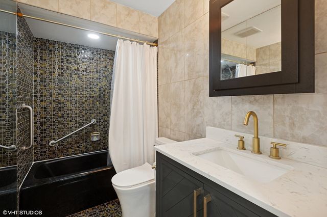 9331 LANDINGS Lane 204, Des Plaines, IL 60016