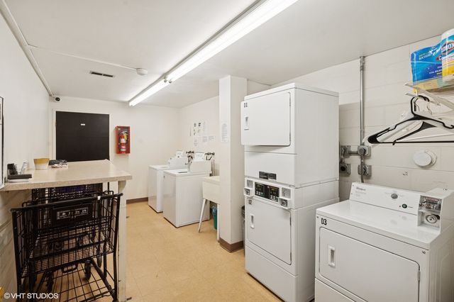 9331 LANDINGS Lane 204, Des Plaines, IL 60016