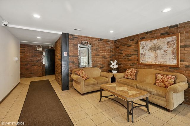 9331 LANDINGS Lane 204, Des Plaines, IL 60016
