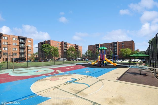 9331 LANDINGS Lane 204, Des Plaines, IL 60016