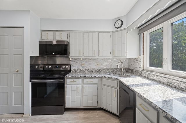 9331 LANDINGS Lane 204, Des Plaines, IL 60016