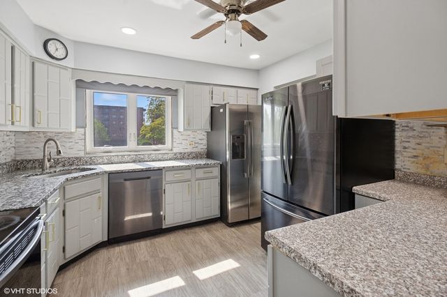 9331 LANDINGS Lane 204, Des Plaines, IL 60016