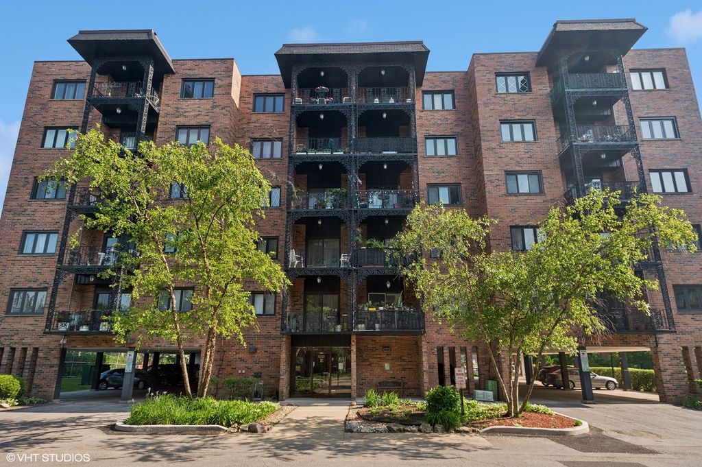 9331 LANDINGS Lane 204, Des Plaines, IL 60016