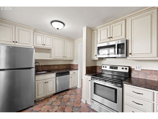 4008 E 14TH St, Vancouver, WA 98661