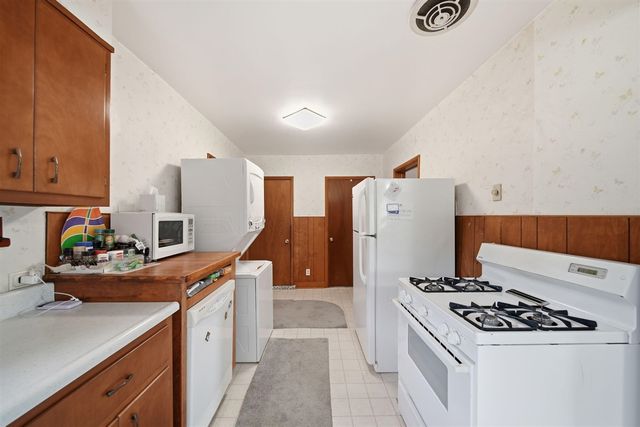 225 Center Court, Jackson, MI 49201