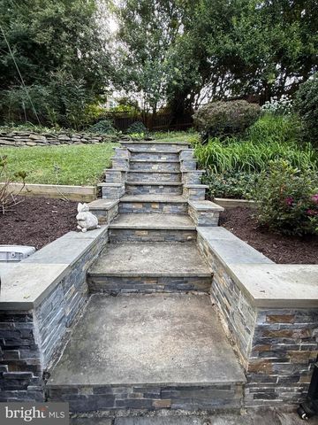 802 PARKWAY TER, Alexandria, VA 22302