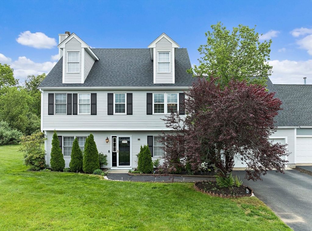 158 Clear Pond Dr 158, Walpole, MA 02081