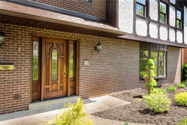 219 Main Entrance Dr, Mt Lebanon, PA 15228