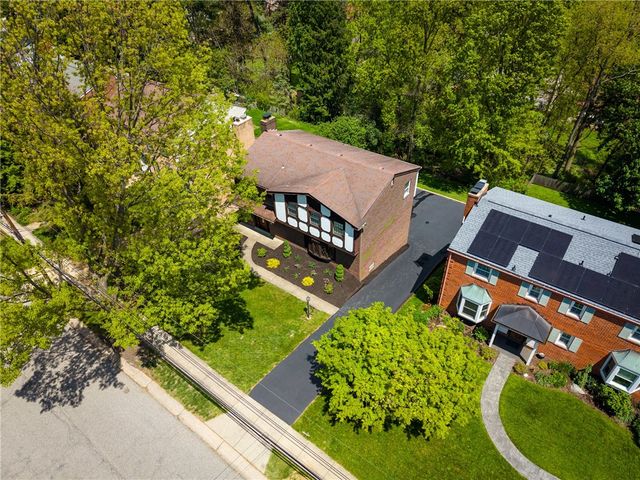 219 Main Entrance Dr, Mt Lebanon, PA 15228