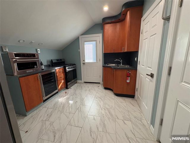 282 Harding Avenue 2nd floor, Teaneck, NJ 07666