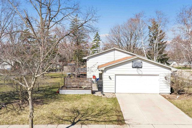 2455 KINGSTON PLACE, Oshkosh, WI 54904