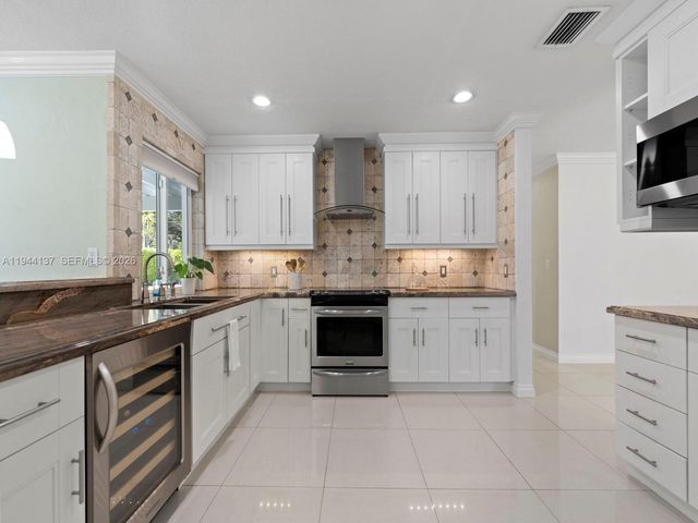 8205 SW 116th St, Miami, FL 33156