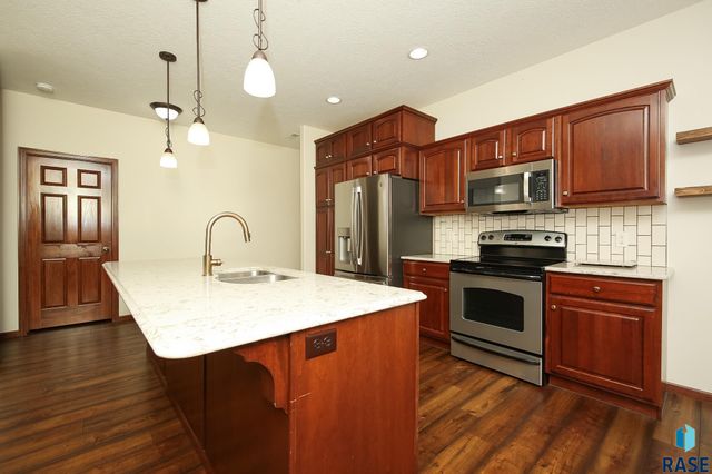 8103 S Brenda Pl Place, Sioux Falls, SD 57108