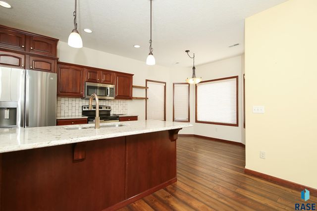8103 S Brenda Pl Place, Sioux Falls, SD 57108
