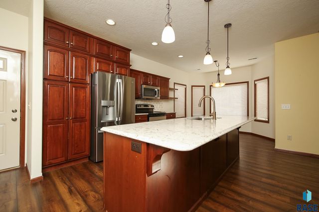 8103 S Brenda Pl Place, Sioux Falls, SD 57108