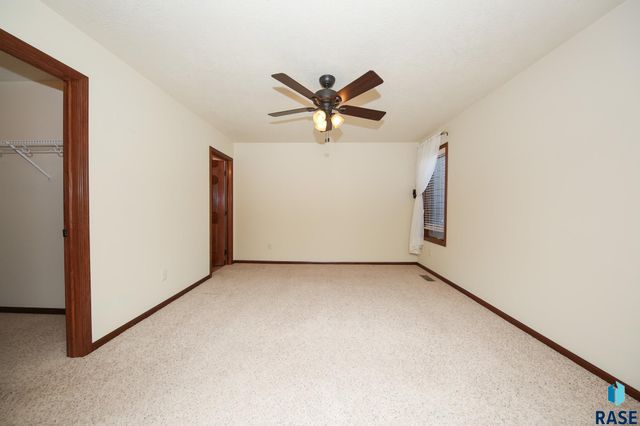 8103 S Brenda Pl Place, Sioux Falls, SD 57108