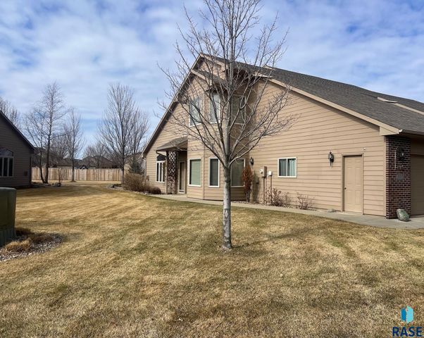 8103 S Brenda Pl Place, Sioux Falls, SD 57108