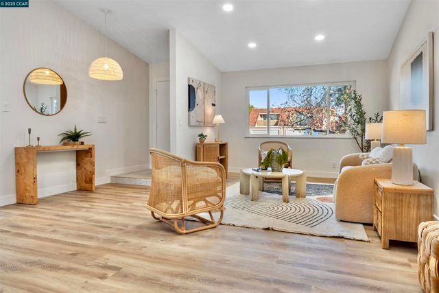 372 Glacier Dr, Martinez, CA 94553