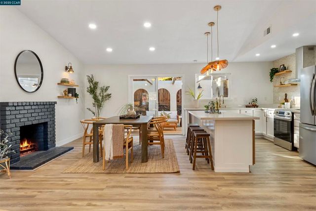 372 Glacier Dr, Martinez, CA 94553