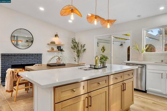 372 Glacier Dr, Martinez, CA 94553