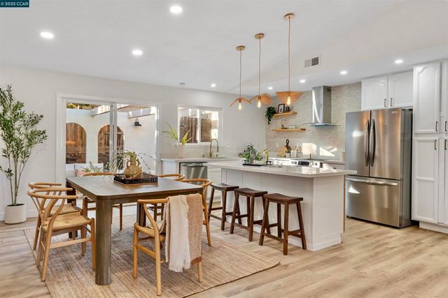 372 Glacier Dr, Martinez, CA 94553