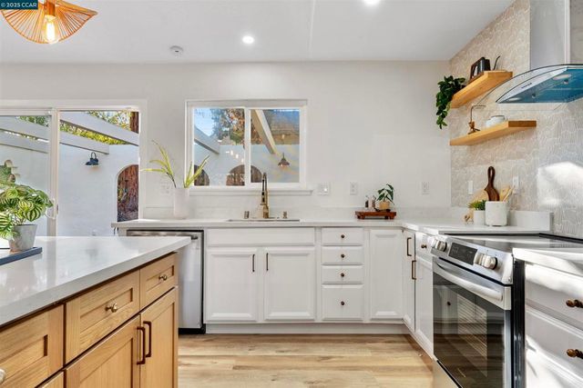 372 Glacier Dr, Martinez, CA 94553