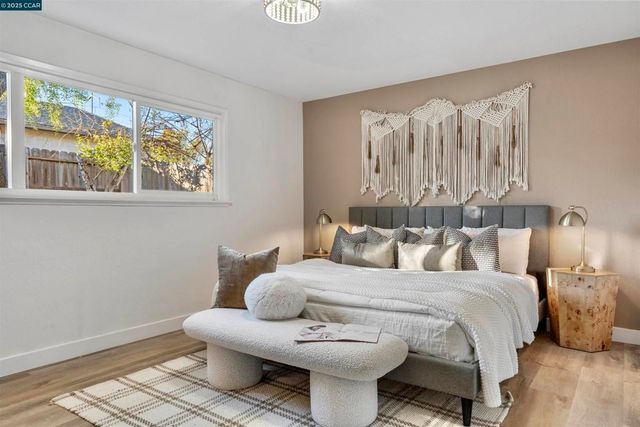 372 Glacier Dr, Martinez, CA 94553