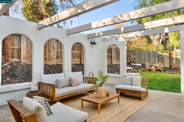 372 Glacier Dr, Martinez, CA 94553