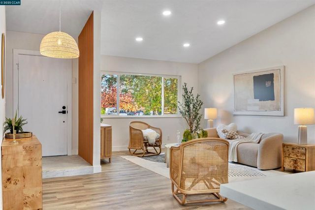 372 Glacier Dr, Martinez, CA 94553