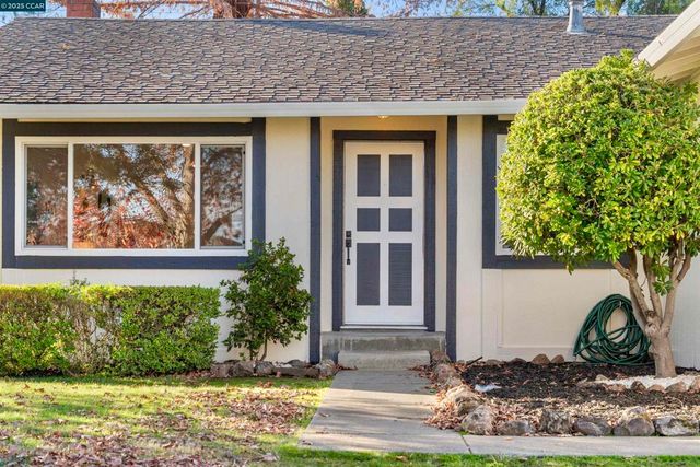 372 Glacier Dr, Martinez, CA 94553