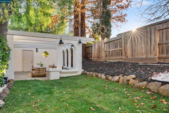 372 Glacier Dr, Martinez, CA 94553