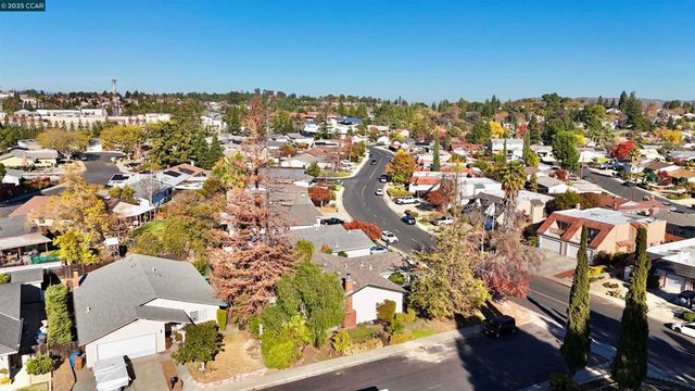 372 Glacier Dr, Martinez, CA 94553