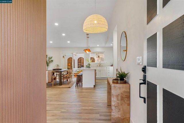 372 Glacier Dr, Martinez, CA 94553