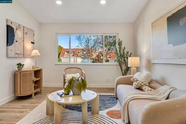 372 Glacier Dr, Martinez, CA 94553
