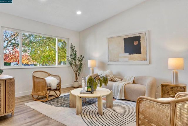 372 Glacier Dr, Martinez, CA 94553