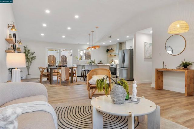 372 Glacier Dr, Martinez, CA 94553