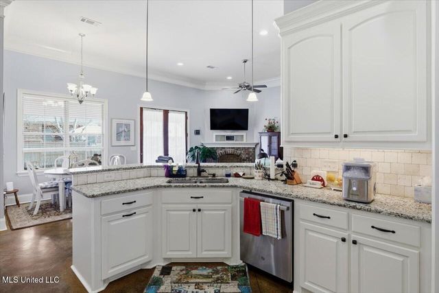 204 Village Place, Pearl, MS 39208