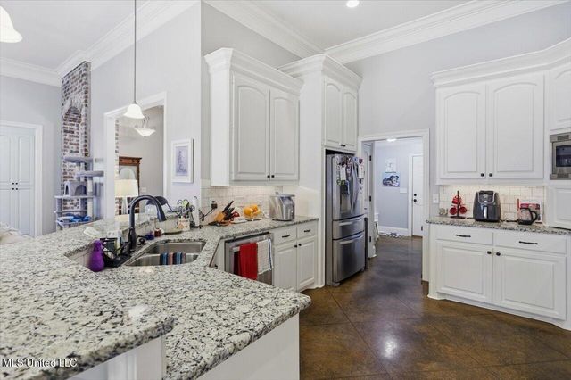 204 Village Place, Pearl, MS 39208