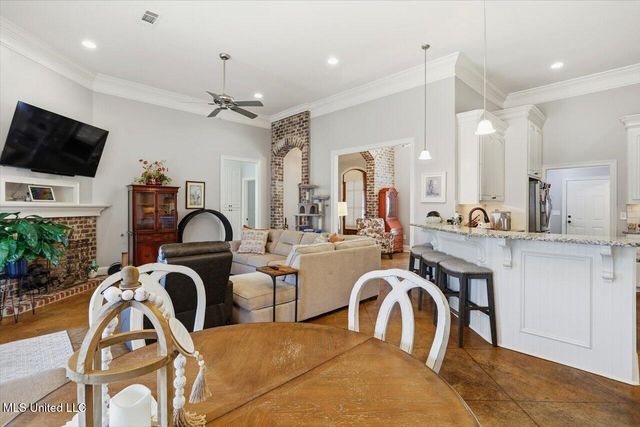 204 Village Place, Pearl, MS 39208