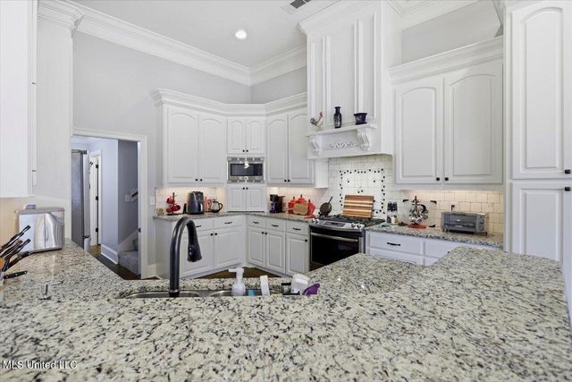 204 Village Place, Pearl, MS 39208