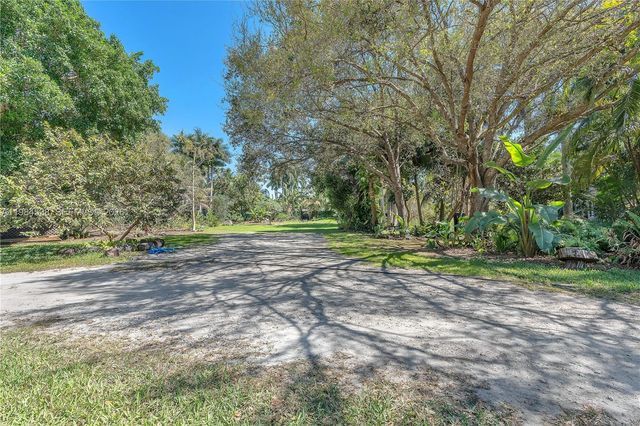 154th Street - 870, North Miami Beach, FL 33162